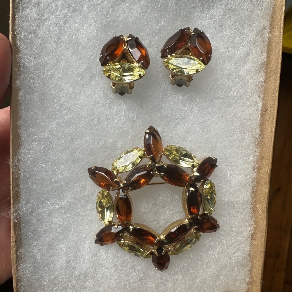 Vintage yellow and root beer rhinestone brooch set - Picture 7 of 7